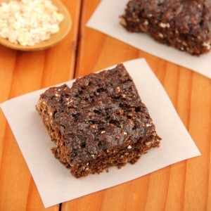 Add these chocolate fig bars to your list of healthy snacks to make! These homemade oatmeal bars are full of oats, chocolate flavor, and dried figs. These high protein snacks are a healthy baking recipe your whole family will love! This healthy snack idea is also a clean eating recipe that’s really easy to make. Great for kids and after school snacks! They’ll be your new favorite protein bars! Gluten free option included for these yummy easy snacks!