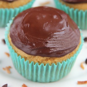 This Almond Joy cupcakes recipe is SO fun! Coconut cupcakes, almond filling, chocolate frosting… They taste JUST like the candy bar! Super moist & EASY to make too! (With no butter or refined sugar!) ♡ almond joy cupcakes easy. healthy cupcakes clean eating. chocolate coconut cupcakes almond joy. easy cupcakes recipe. homemade cupcakes from scratch. chocolate coconut cupcakes easy.