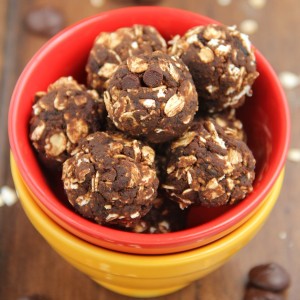 Healthy Chocolate Fig Energy Bites -- an easy no-bake recipe that's clean-eating and tastes like brownies!