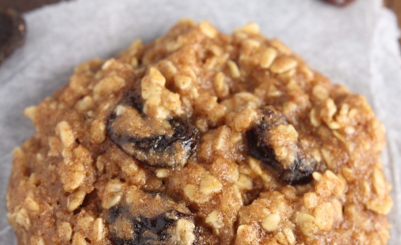 Clean-Eating Oatmeal Raisin Cookies -- these skinny cookies don't taste healthy at all! You'll never need another oatmeal cookie recipe again!