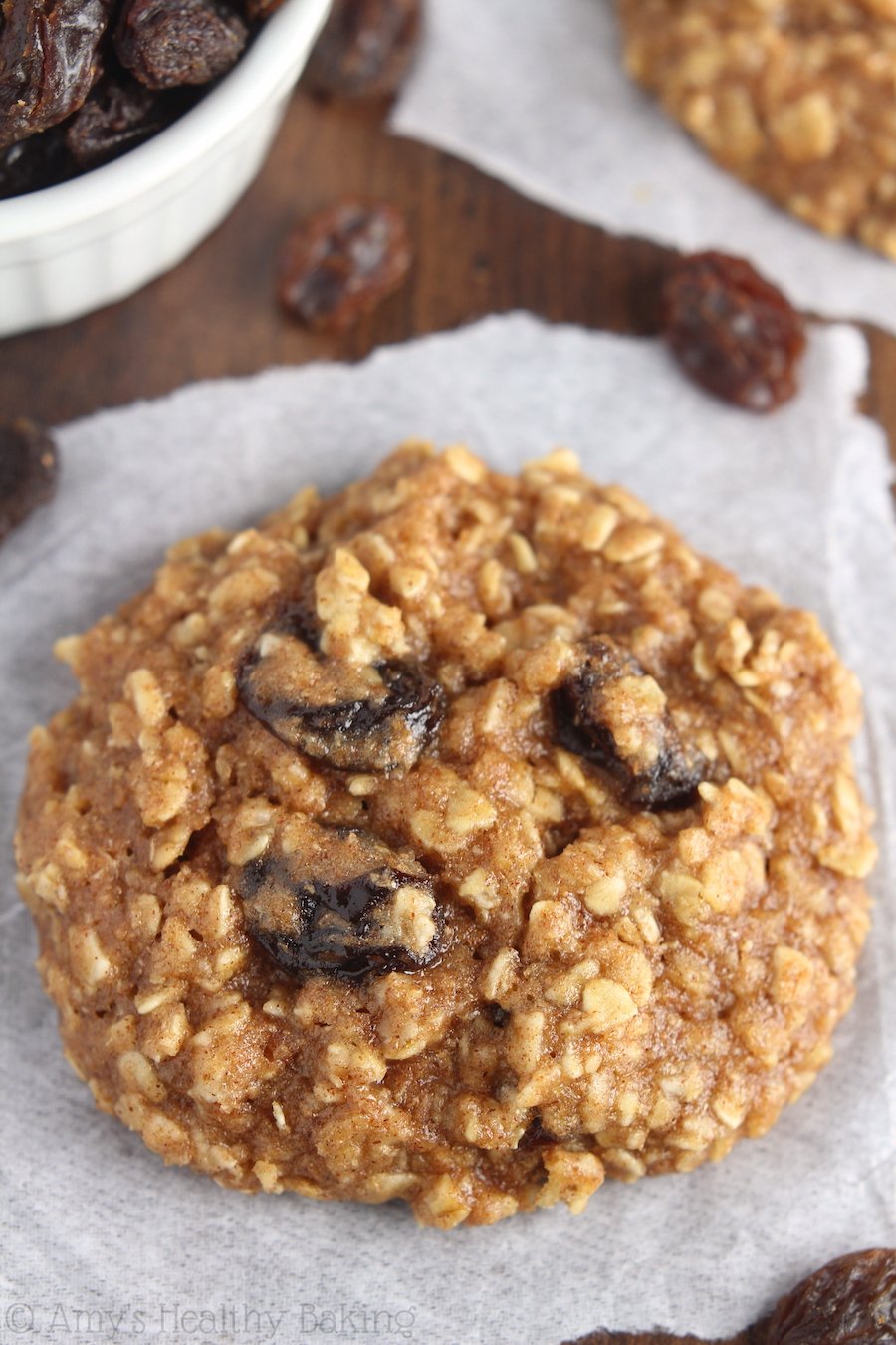 Clean-Eating Haferflocken-Rosinen-Cookies - diese dünnen Cookies schmecken überhaupt nicht gesund! Sie werden nie wieder ein anderes Haferflocken-Cookie-Rezept brauchen!'t taste healthy at all! You'll never need another oatmeal cookie recipe again!