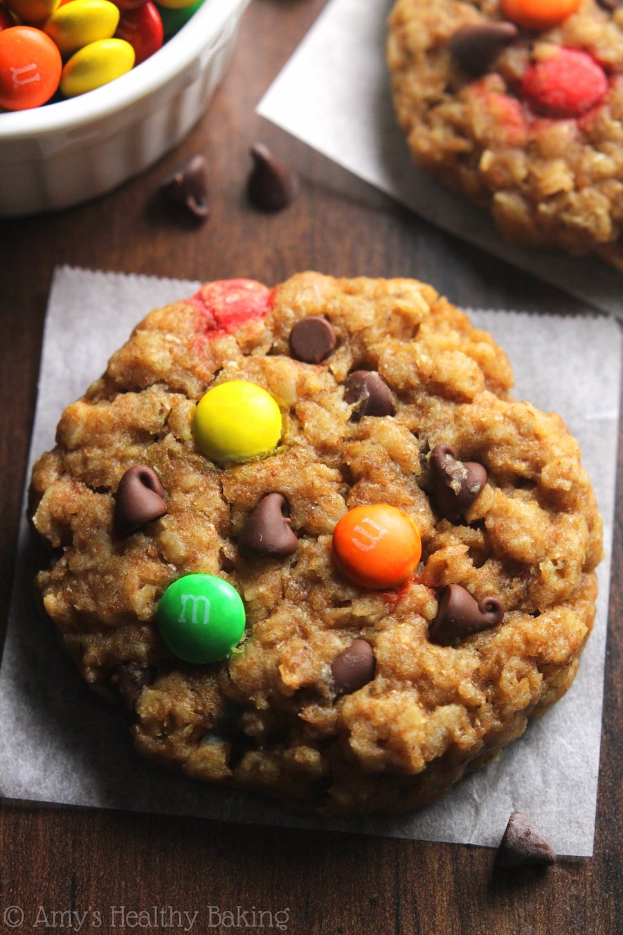 Gezonde Classic Monster Cookies -- pindakaas havermout met heel veel chocolade! Deze magere koekjes smaken helemaal niet gezond! Je hebt nooit meer een ander recept voor monsterkoekjes nodig! 