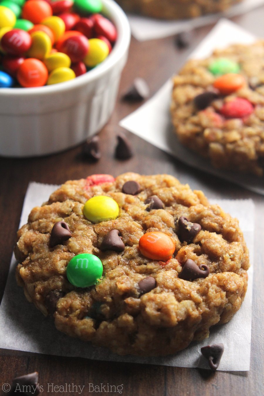 Zdravé klasické monster cookies - ovesné s arašídovým máslem a spoustou čokolády! Tyhle hubené sušenky vůbec nechutnají zdravě! Už nikdy nebudete potřebovat jiný recept na příšerkové sušenky!