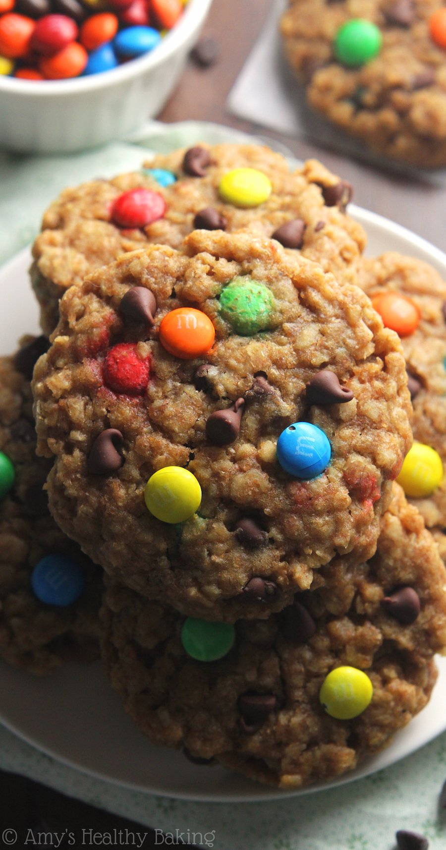 Healthy Classic Monster Cookies -- aveia de manteiga de amendoim com MUITO chocolate! Estes biscoitos magricelas não sabem nada de saudável! Nunca mais vais precisar de outra receita de bolachas monstruosas! 