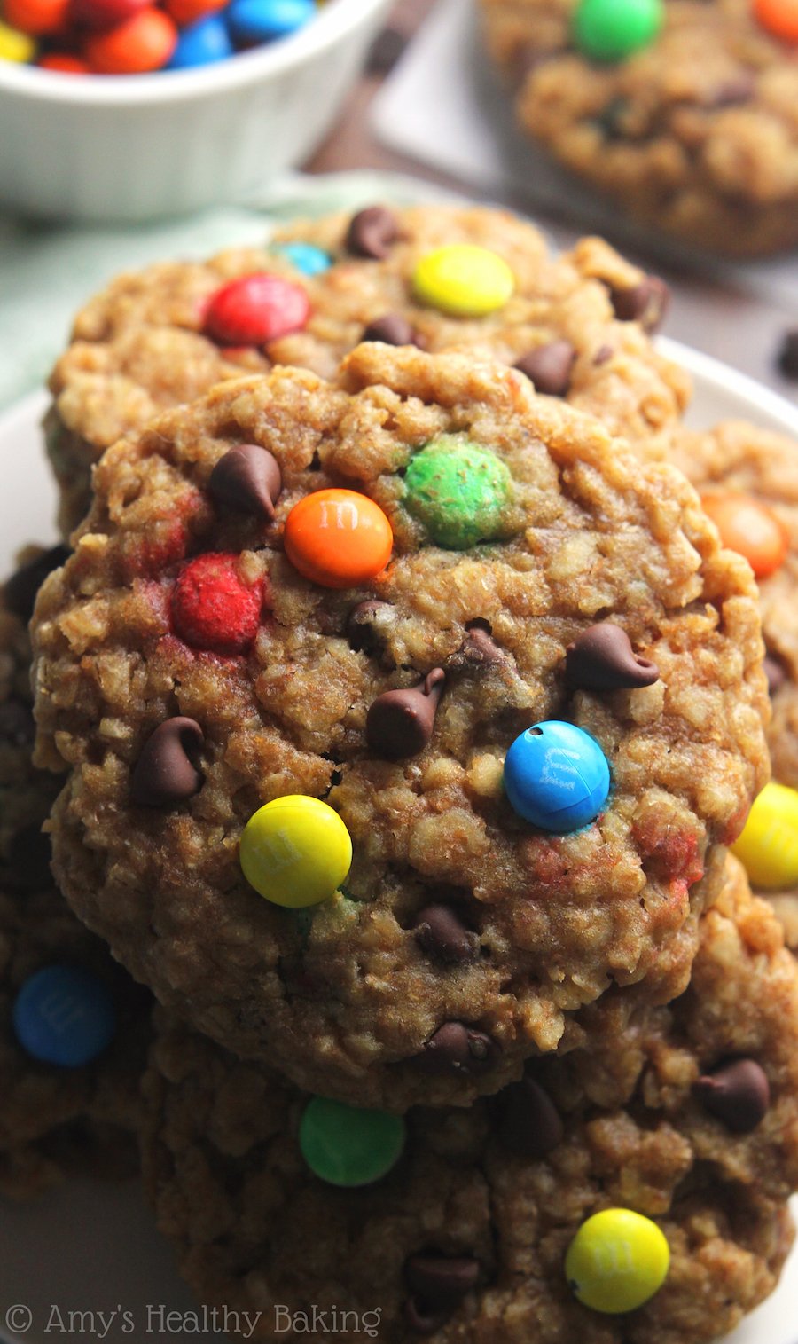 Healthy Classic Monster Cookies -- peanut butter oatmeal with LOTS of chocolate! このクッキーは、全く健康的な味ではありません。 