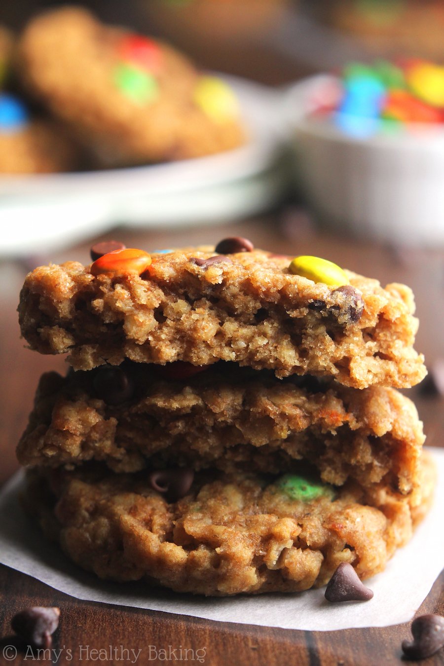 Zdravé klasické monster cookies - ovesné vločky s arašídovým máslem a spoustou čokolády! Tyto hubené sušenky vůbec nechutnají zdravě! Už nikdy nebudete potřebovat jiný recept na monster cookies!