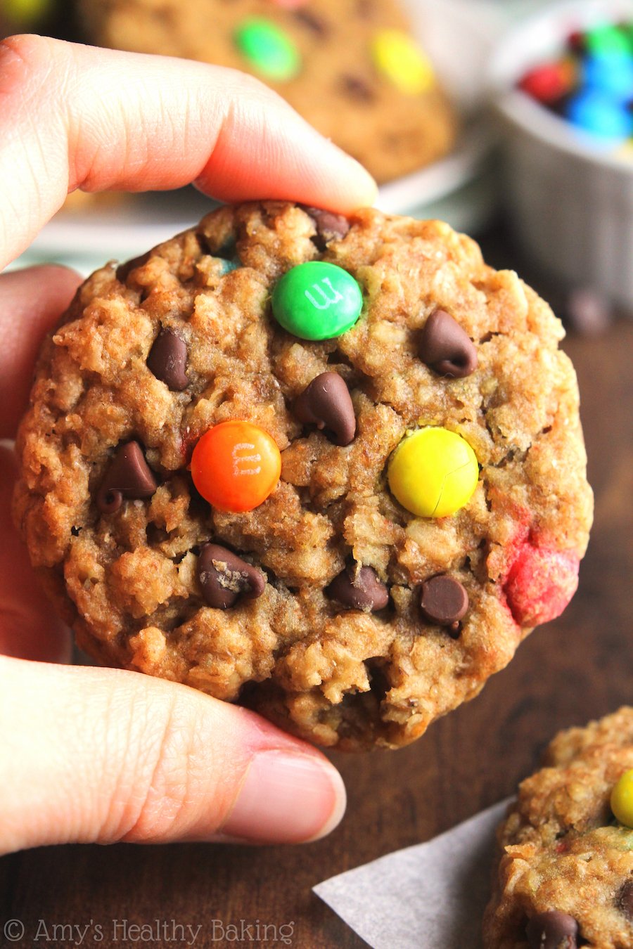 Healthy Classic Monster Cookies -- aveia de manteiga de amendoim com MUITO chocolate! Estes biscoitos magricelas não sabem nada de saudável! Nunca mais vai precisar de outra receita de bolachas monstruosas! 