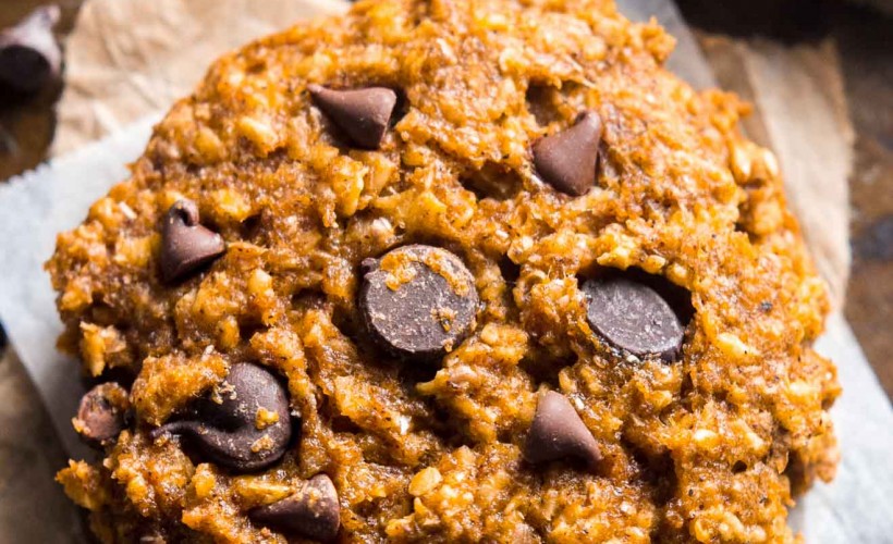 These pumpkin oatmeal chocolate chip cookies are healthy & easy to make! They’re really soft & chewy (NOT cakey!) and full of yummy pumpkin spice flavor. These healthy pumpkin cookies are also vegan, clean eating & made with no white sugar — but they do NOT taste “healthy” at all! You’ll never use another pumpkin oatmeal cookies recipe again! chewy pumpkin oatmeal chocolate chip cookies healthy. easy vegan pumpkin oatmeal chocolate chip cookies. pumpkin oatmeal cookies gluten free low calorie.