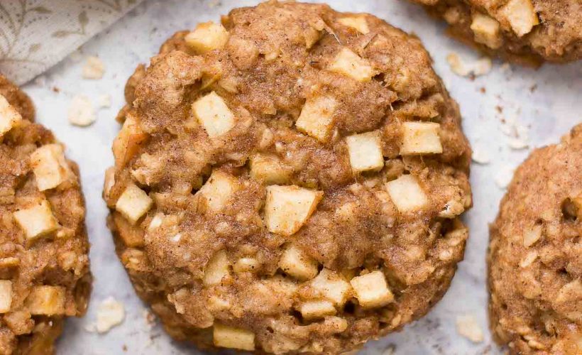 Healthy Apple Pie Oatmeal Breakfast Cookies – only 71 calories! Soft, chewy & so easy to make! Perfect for kids & quick grab-and-go breakfasts! (And they freeze well too!) ♡ healthy no sugar oatmeal breakfast cookies for kids. apple cinnamon breakfast cookies. easy healthy clean eating breakfast cookies. healthy breakfast cookies recipe. apple oatmeal breakfast cookies.
