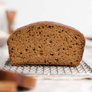 Looking for holiday brunch recipes or easy Christmas treats? Try this healthy oatmeal gingerbread loaf! Really moist & full of warm spices, this quick bread tastes just like gingerbread cookies. Perfect for your Christmas morning breakfast & Christmas brunch ideas! This holiday baking gingerbread recipe is clean eating with gluten free options. Add this healthy breakfast idea to your list of Christmas baking recipes and holiday treats to make! Itâs the BEST gingerbread loaf recipe!